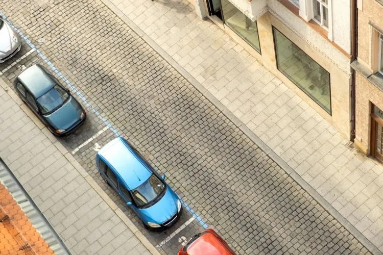 Ile chodnika przy parkowaniu? Poznaj zasady i uniknij mandatu