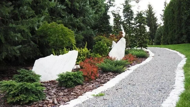 Co na chodnik zamiast kostki? Poznaj lepsze i tańsze materiały