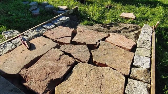 Jak układać chodnik z kamienia łupanego bez zbędnych błędów Jak układać chodnik z kamienia łupanego bez zbędnych błędów