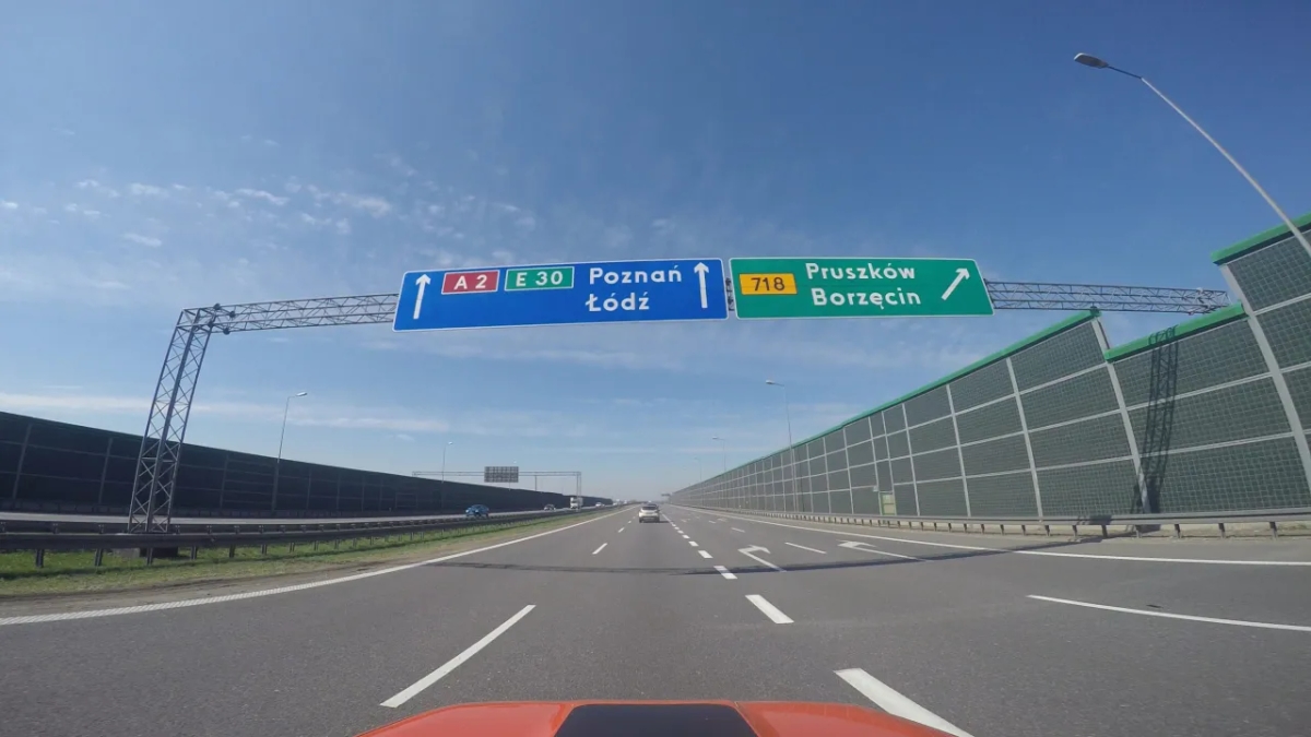 Ile można jechać ciężarówką na autostradzie? Sprawdź aktualne limity!