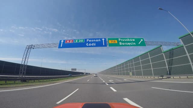 Ile można jechać ciężarówką na autostradzie? Sprawdź aktualne limity! Ile można jechać ciężarówką na autostradzie? Sprawdź aktualne limity!