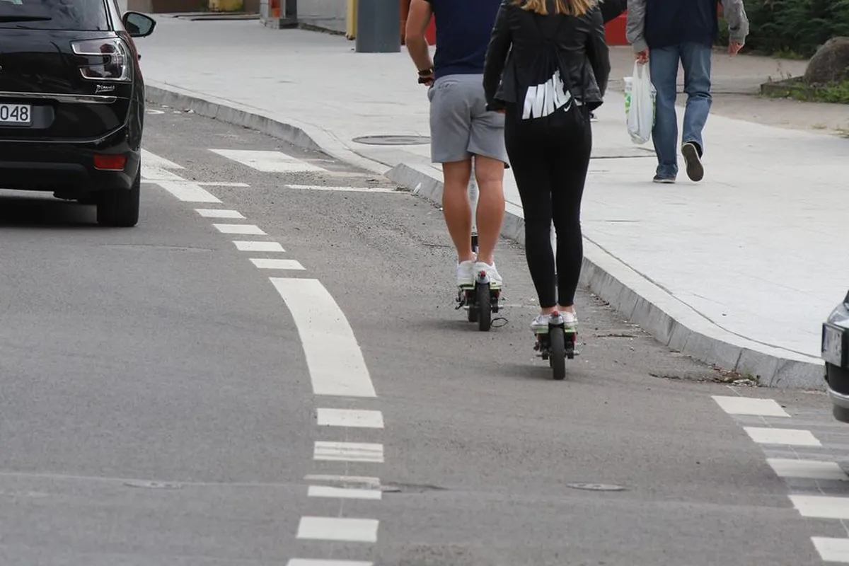 Czy hulajnogą można jeździć po chodniku? Sprawdź przepisy i zasady