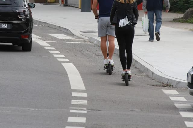 Czy hulajnogą można jeździć po chodniku? Sprawdź przepisy i zasady