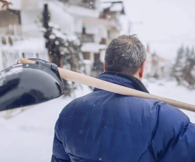 Do kogo należy chodnik przed posesją? Odpowiedzialność właścicieli nieruchomości